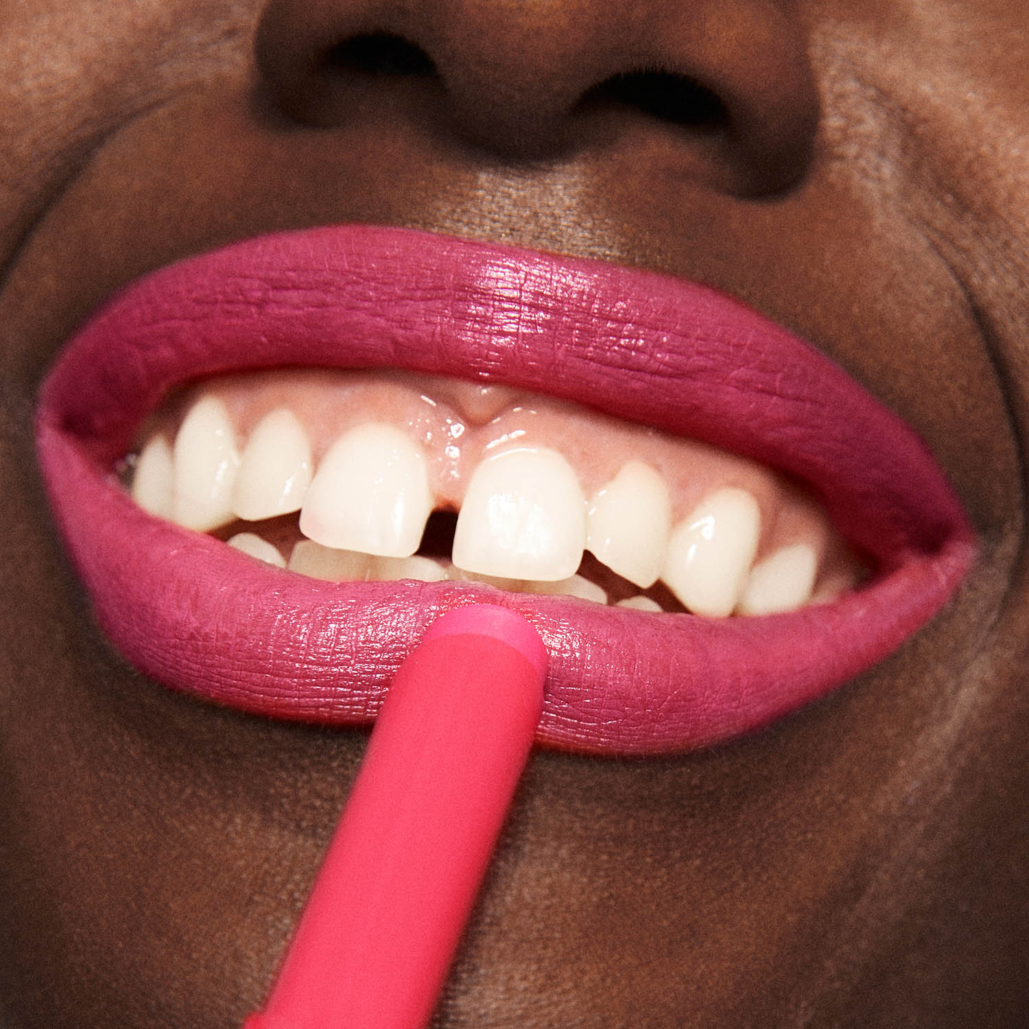 THE COLOR LIP GLOW (LABIAL HIDRATANTE CON ACABADO GLOW)